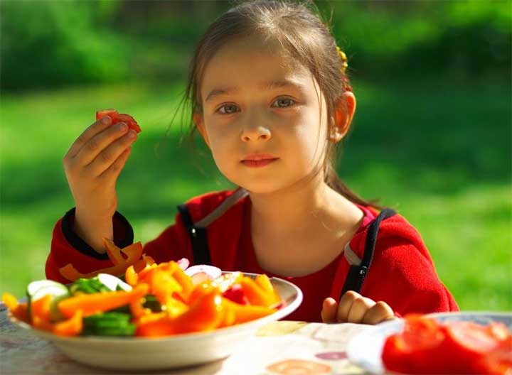 kid eating healthy child girl veggies vegetable