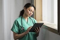 Nurse using AI to complete routine tasks